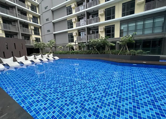 1br With Queen Bed And Balcony, Walk To Okada